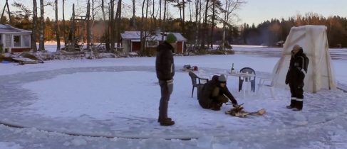 В Хельсинки вырезали огромную карусель из льдины (ВИДЕО)