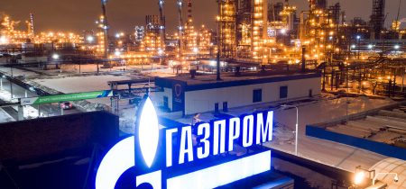 MOSCOW, RUSSIA Ц FEBRUARY 7, 2019: A night view of the Gazprom Neft Moscow oil refinery in Kapotnya. Sergei Bobylev/TASS
–осси€. ћосква. ¬ывеска "√азпром" на территории јќ "√азпромнефть Ц ћосковский Ќѕ«" промышленной зоны є59 "„агино- апотн€" на юго-востоке города. —ергей Ѕобылев/“ј——