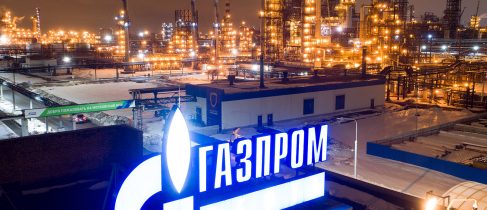 MOSCOW, RUSSIA Ц FEBRUARY 7, 2019: A night view of the Gazprom Neft Moscow oil refinery in Kapotnya. Sergei Bobylev/TASS
–осси€. ћосква. ¬ывеска "√азпром" на территории јќ "√азпромнефть Ц ћосковский Ќѕ«" промышленной зоны є59 "„агино- апотн€" на юго-востоке города. —ергей Ѕобылев/“ј——