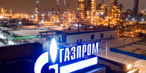 MOSCOW, RUSSIA Ц FEBRUARY 7, 2019: A night view of the Gazprom Neft Moscow oil refinery in Kapotnya. Sergei Bobylev/TASS
–осси€. ћосква. ¬ывеска "√азпром" на территории јќ "√азпромнефть Ц ћосковский Ќѕ«" промышленной зоны є59 "„агино- апотн€" на юго-востоке города. —ергей Ѕобылев/“ј——